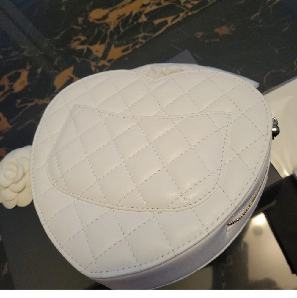 Chanel heart bag large size in white - Picture 6 of 16